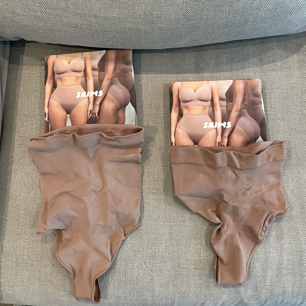 Skims high waist and mid waist shaping thing in color sienna. Size S/M.